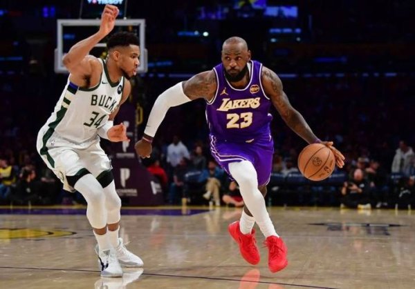 韦德体育下载 NBA大结局？美媒狂想三方交易：詹姆斯赴纽约，字母哥空降湖人，唐斯去雄鹿